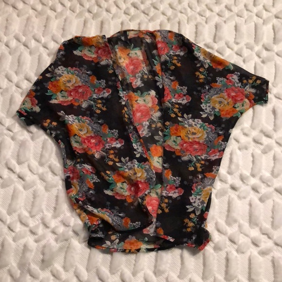 NWOT Super cute black floral kimono! - Picture 3 of 3